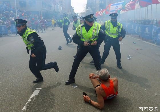 2013年时代十佳新闻照片(1) 美国波士顿马拉松恐怖袭击.jpg