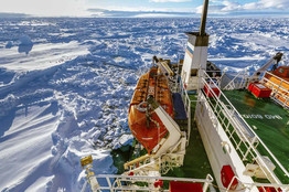 All the trapped passengers of the Russian Antarctic research ship were rescued.jpg