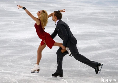 The beautiful woman skates open the male partner's pants. The awkward completion of the game draws praise. .jpg