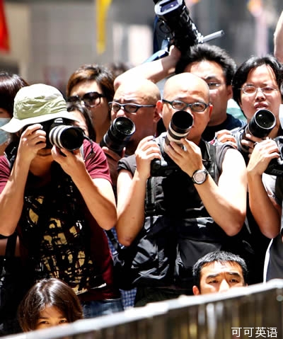 数千香港人上街游行争取新闻自由.jpg