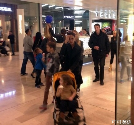 Beckham brought Xiaoqi and her brother to go shopping to get the cute baby .jpg