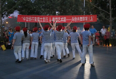 The Chinese square dance is popular with water. The dancing aunt won commercial sponsorship.jpg