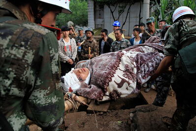 The influx of volunteers into the Ludian earthquake-stricken area caused road congestion.jpg