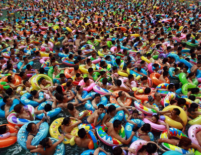 Mainland tourists flock to Hong Kong’s beach lifeguards to strike.jpg