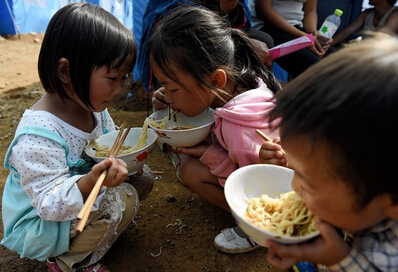The scene after the earthquake in a small village in Yunnan highlights the difficulty of disaster relief.jpg