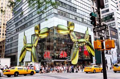 Jeff Koons collaborated with H&M to launch novelty handbags.jpg