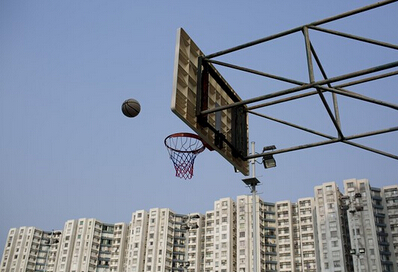 Resisting gravity, Hong Kong housing prices have repeatedly hit record highs.jpg