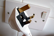 Pull the plug on sth. 停止.jpg