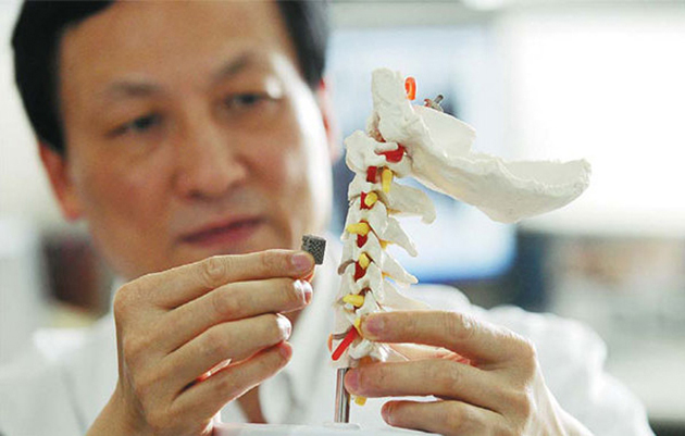 北京大学三医院成功植入了首例3D打印的脊柱.jpg