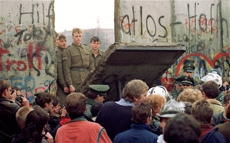 BBC双语新闻讲解附字幕:柏林墙倒塌25周年,一家三代回忆东德