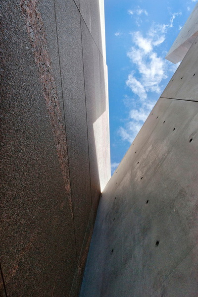 克拉克博物馆游客中心的花岗岩和混凝土墙.jpg