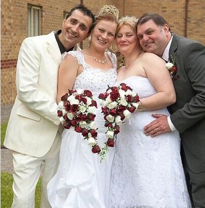 The British mother and daughter wore a wedding yarn to marry and save 2,000 pounds.jpg
