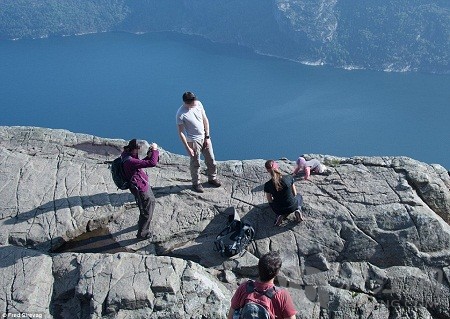 Parents of Norwegian bears put their babies on the edge of the cliff for a photo .jpg
