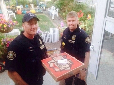 A Pizza Hut employee was in a car accident. The police passed by to help deliver meals.jpg
