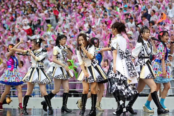日本流行组合AKB48售卖含有演出门票的CD.jpg
