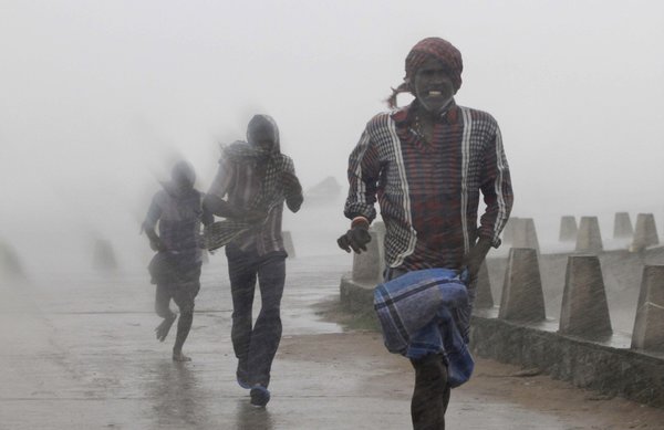 A super cyclone hits 300,000 people in India and evacuated .jpg