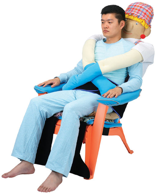 日本公司创造了令人毛骨悚然的拥抱椅1.jpg
