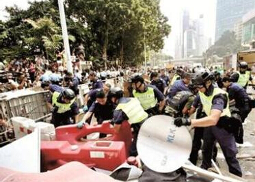 Hong Kong police opened up part of the blocked road.jpg