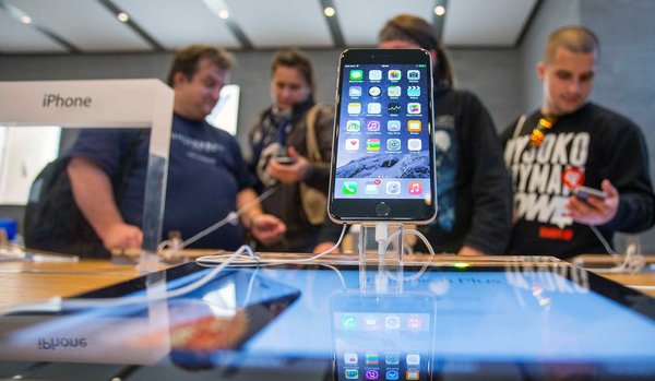 Big-screen iPhones are selling well to refresh Apple’s profit record.jpg