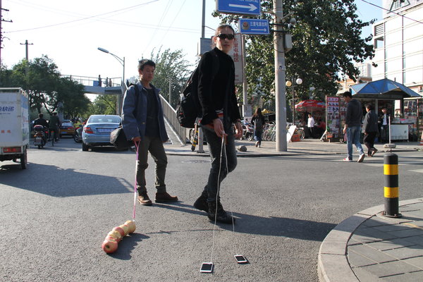 Beijing artist "walking" Apple was expelled from the downtown area. People who passed by .jpg