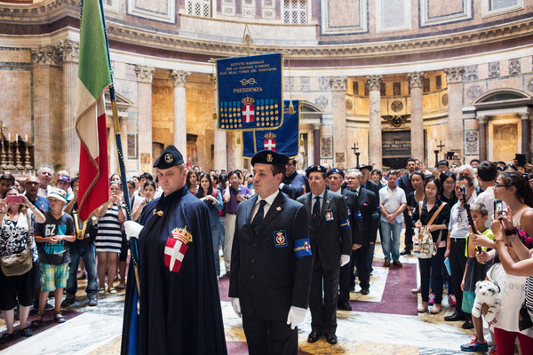 The guard of honor for the last dynasty of Italy.jpg