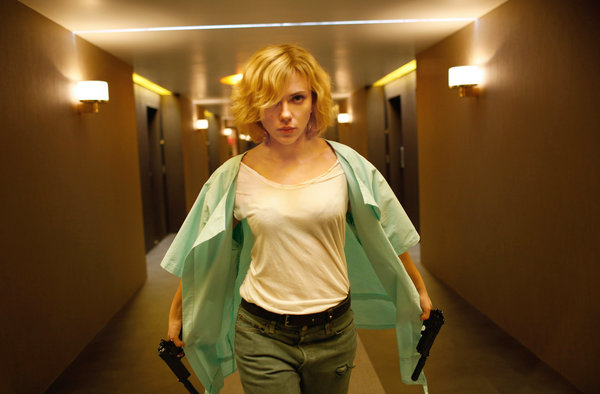 Scarlett Johansson turned into a super girl in "Super Body" .jpg