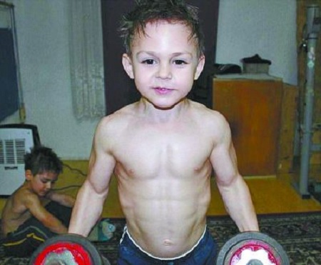 9-year-old muscular man bursts into popularity, angel face and devil figure.jpg