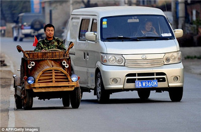 中国牛人:中国木匠造木头汽车上路(多图).jpg