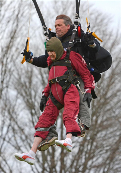 美国老太高空跳伞庆祝百岁生日3.jpg