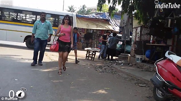 印度拍摄女子街头行走10小时，遭外网友讨伐2.jpg