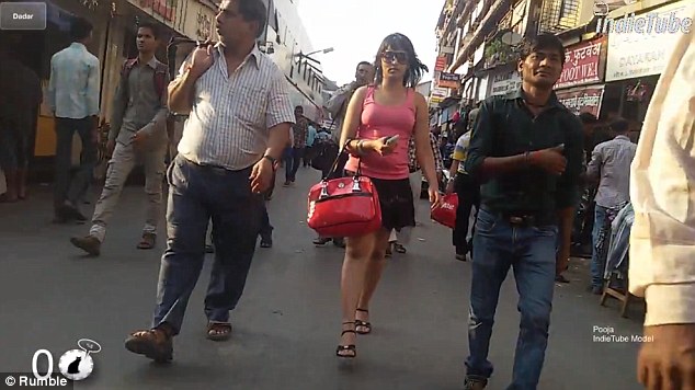 印度拍摄女子街头行走10小时，遭外网友讨伐1.jpg