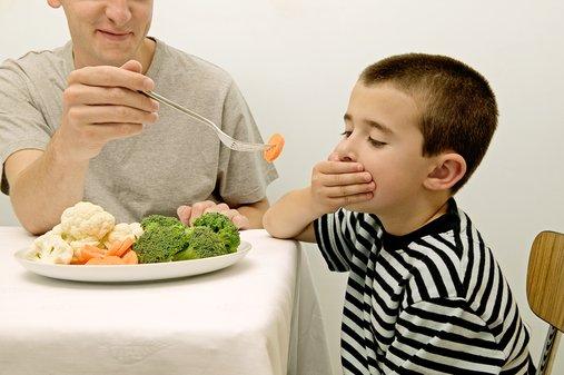 孩子吃蔬菜.jpg