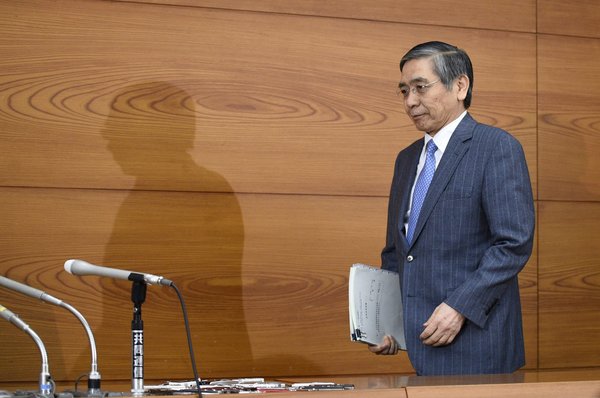 Abe’s postponement of tax increases and the governor of the central bank are now in disagreement.jpg