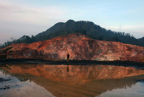 Chinese-funded mining enterprise Nuggets Gold in Malaysia "Iron Mountain".jpg