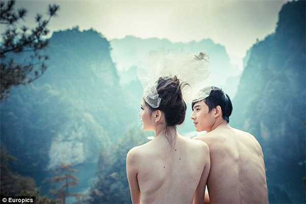 Chinese couples take "Avatar"-style nude wedding photos.jpg