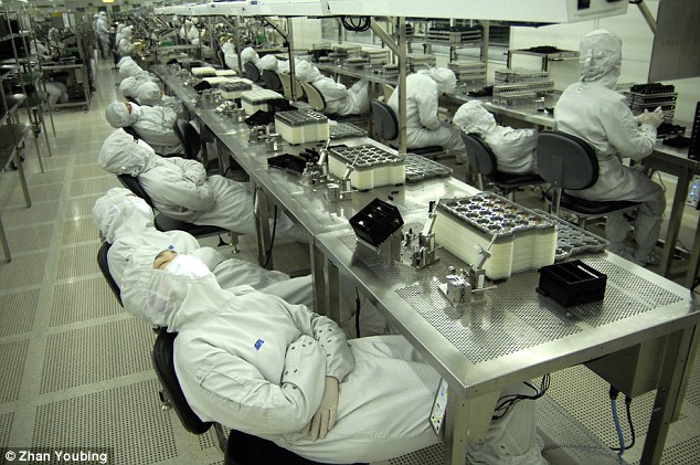 老板要求:中国工人午餐后被允许再睡半小时.jpg