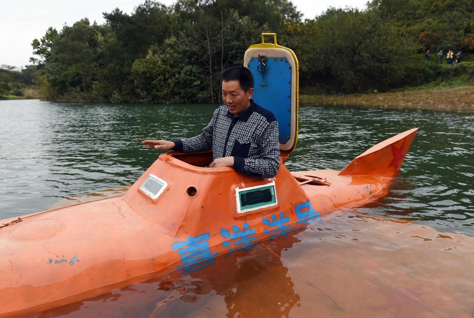 中国农民在自制潜艇里找到新生活.jpg