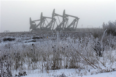 The cold winter hit and low oil prices forced U.S. oil companies to start cutting production.jpg
