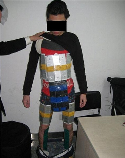 The smuggler tied 94 iPhones to China and tried to smuggle them to China.jpg