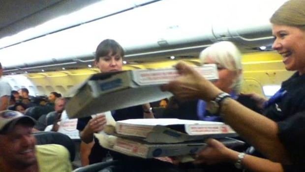 航班延误,机长请乘客吃匹萨