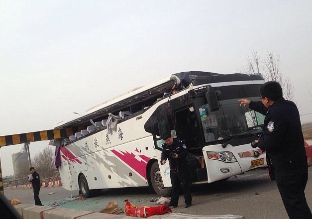 The long-distance bus crashed into the height limit bar at the Chinese airport, and two people died.jpg