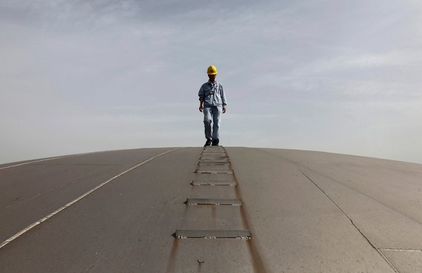 Falling oil prices have the pros and cons for China.jpg