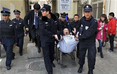 The patient refused to be discharged from the hospital for three years, and the police forced him out of the hospital.jpg