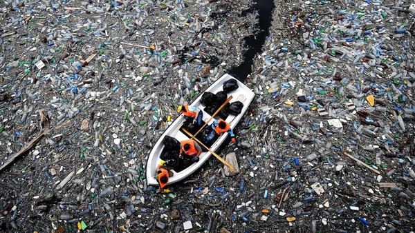 塑料垃圾令全球海洋窒息_关注社会_双语阅读