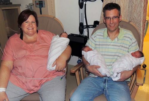 艾波和丈夫布莱德怀抱三名新生儿.jpg