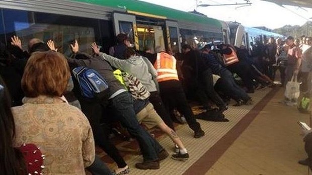 澳洲乘客合力推开火车解救受困男子