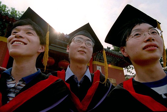 三分之一中国大学毕业生依靠父母