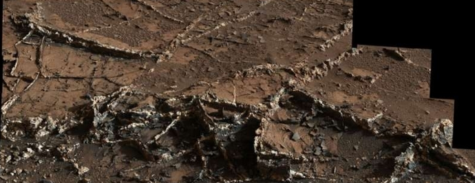 好奇号火星车在火星表面看到奇怪的纹路1.png