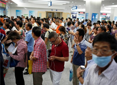 In a Chinese hospital where trust is lacking, I personally experience the difficulty of seeing a doctor.jpg