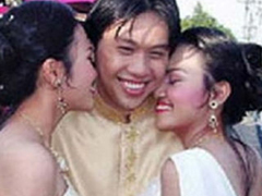泰国男子娶双胞胎